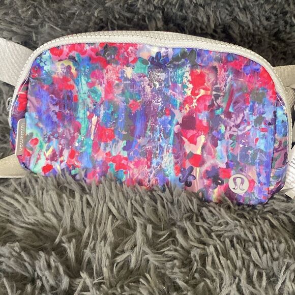 NWT! Lululemon Everywhere Belt Bag 1L Colorful Abstract - Picture 2 of 7